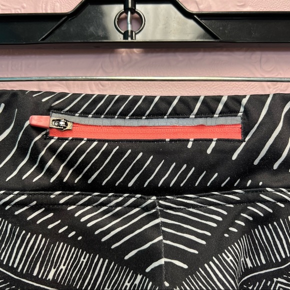 OYSHO leggings black and white patterned leggings zip pocket rear waist.… - Picture 4 of 8